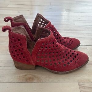 Jeffrey Campbell Taggart Cutout Ankle Boots Red Suede Size 6.5 Perforated